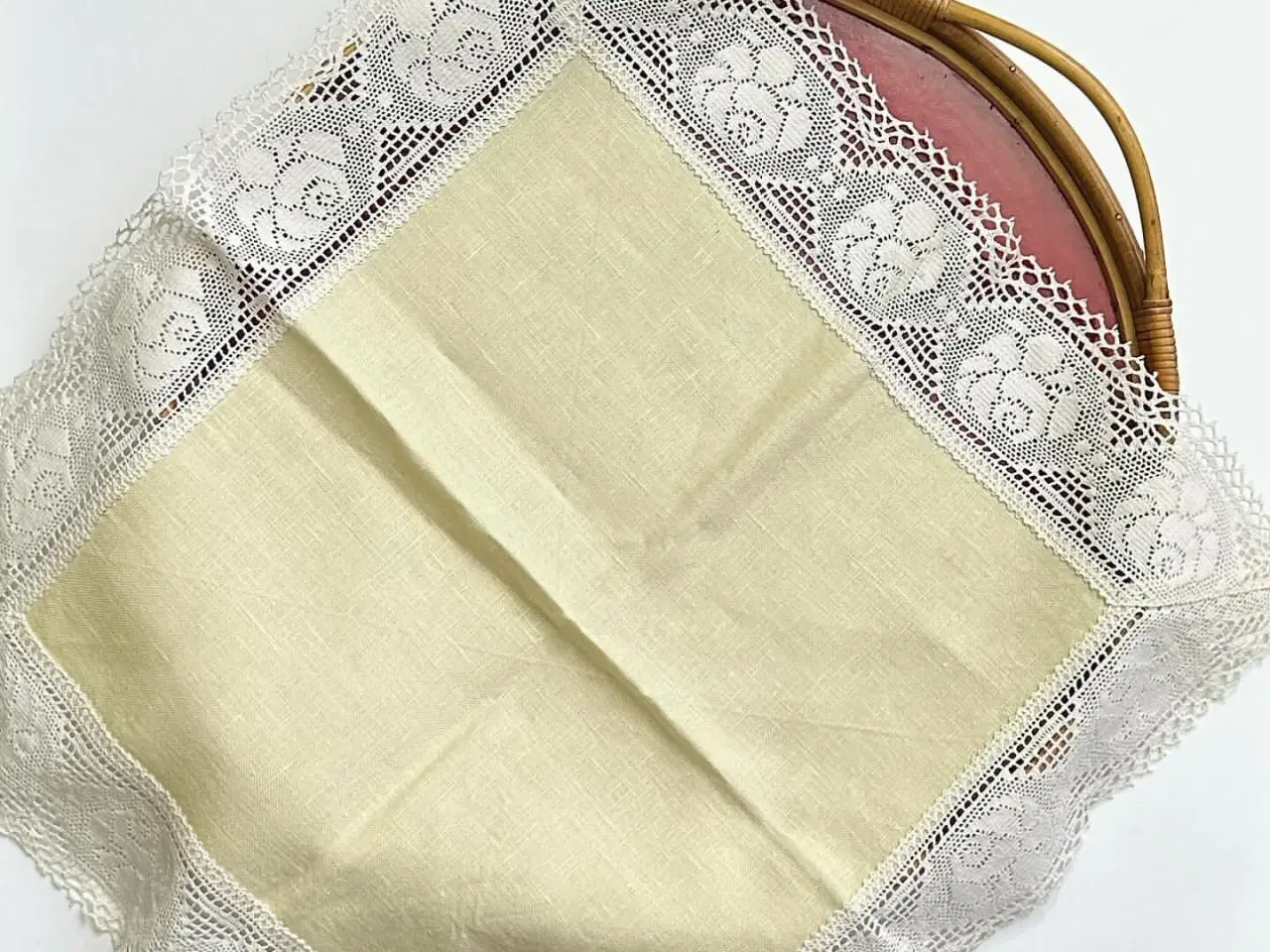 Billede 2 - Lysegul stofserviet m hæklet bort