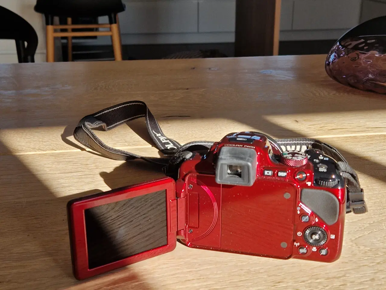 Billede 4 - Rødt Nikon digitalkamera sælges