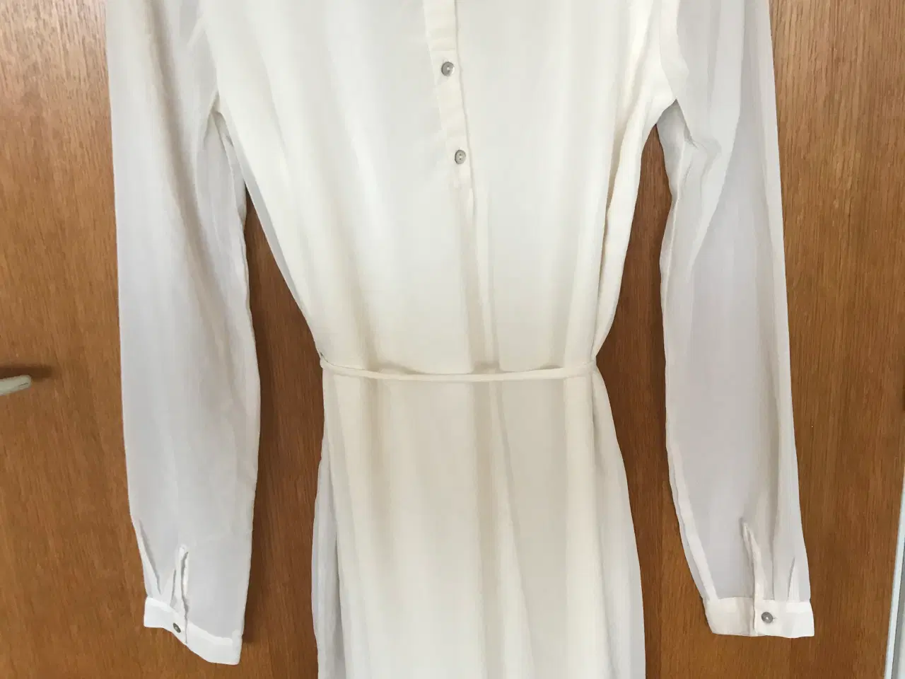 Billede 2 - Smuk hvid kjole med bindebånd