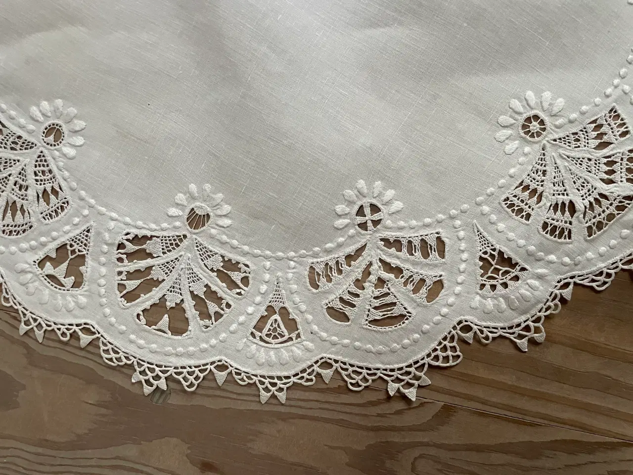 Billede 4 - Håndbroderet dug venetiansk broderi