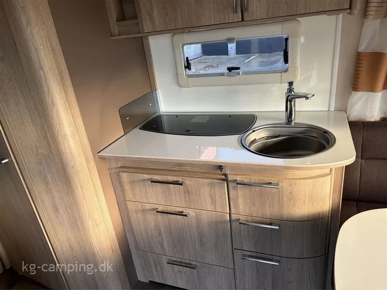 Billede 8 - 2016 - Kabe Classic 560 GLE KS Vintervogn med køjer og stor siddegruppe i front.