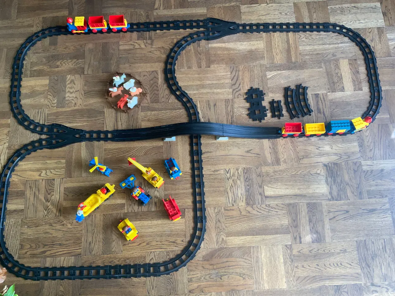 Billede 8 - STOR LEGO DUPLO TAGBANE, MED TRÆKTOGE, BILER M.M.