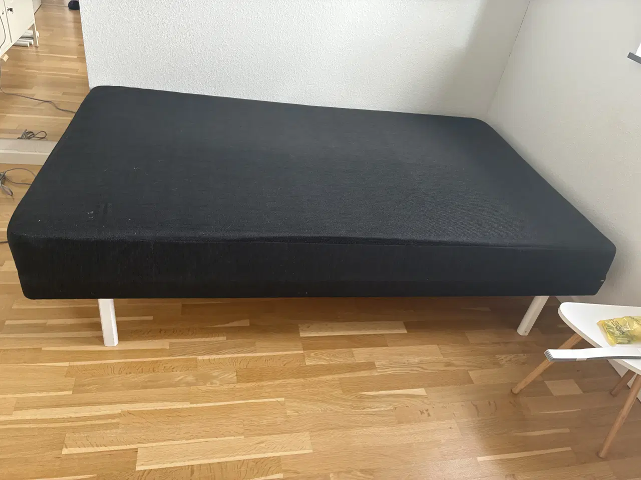 Billede 2 - Gratis boxmadras med topmadras og hvide ben