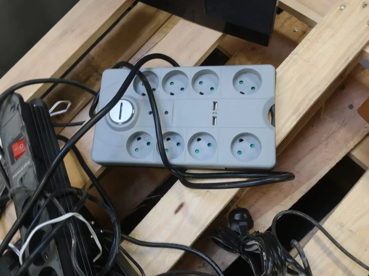 Billede 8 - Skærm, tastatur, radio m.m.