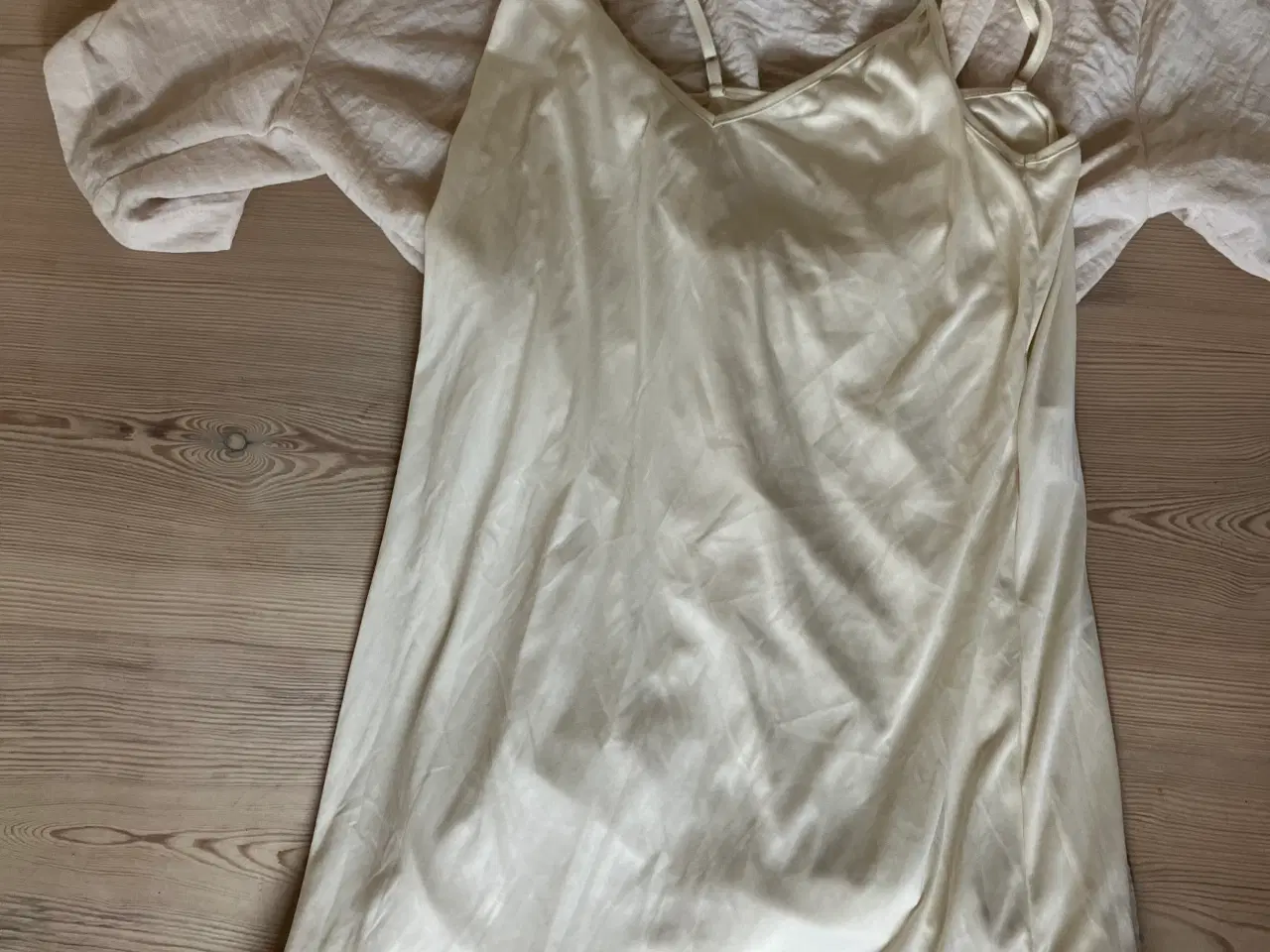 Billede 5 - Beige kjole fra Vero Moda, str. M