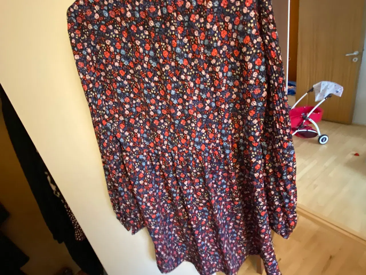 Billede 5 - Blomstret kjole 