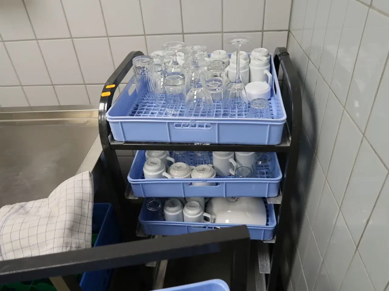 Billede 4 - 2 stk. stikvogne med opvaskebakker og div. Glas