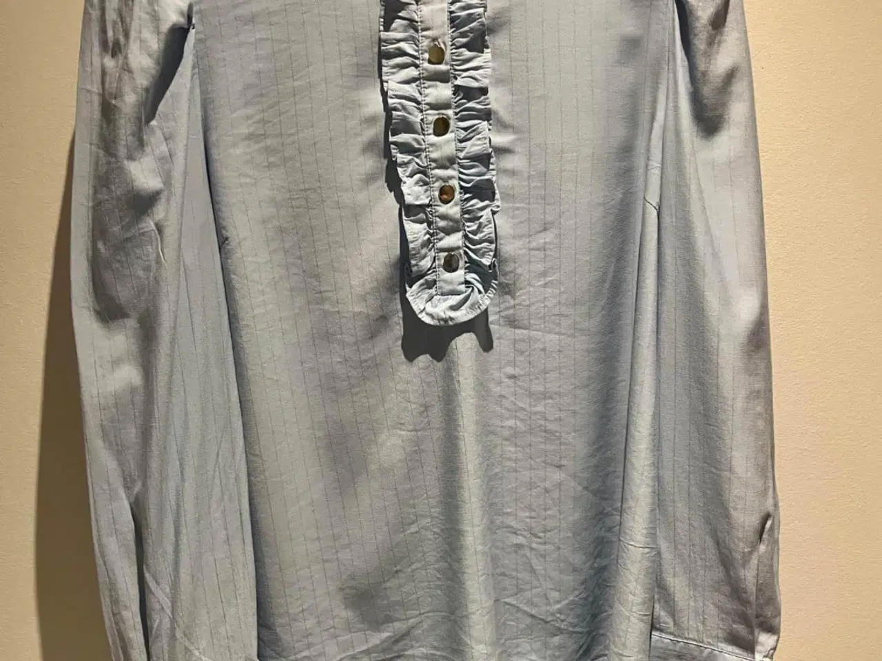 Billede 1 - Sød bluse med stolpelukning og flæsedetaljer.