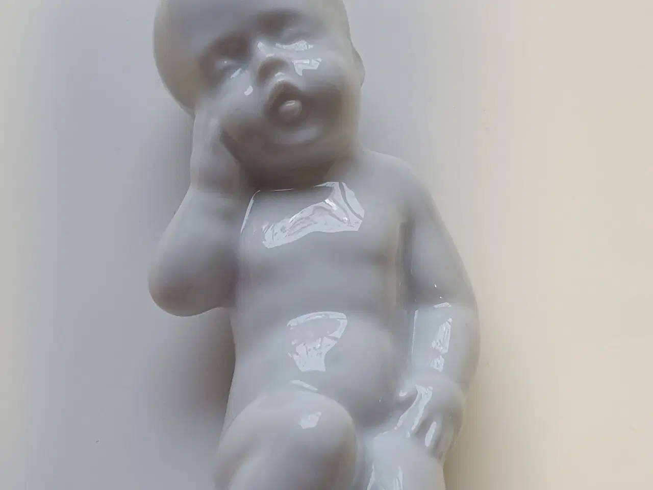 Billede 1 - Porcelænsfigur - barn på hug med tandpine