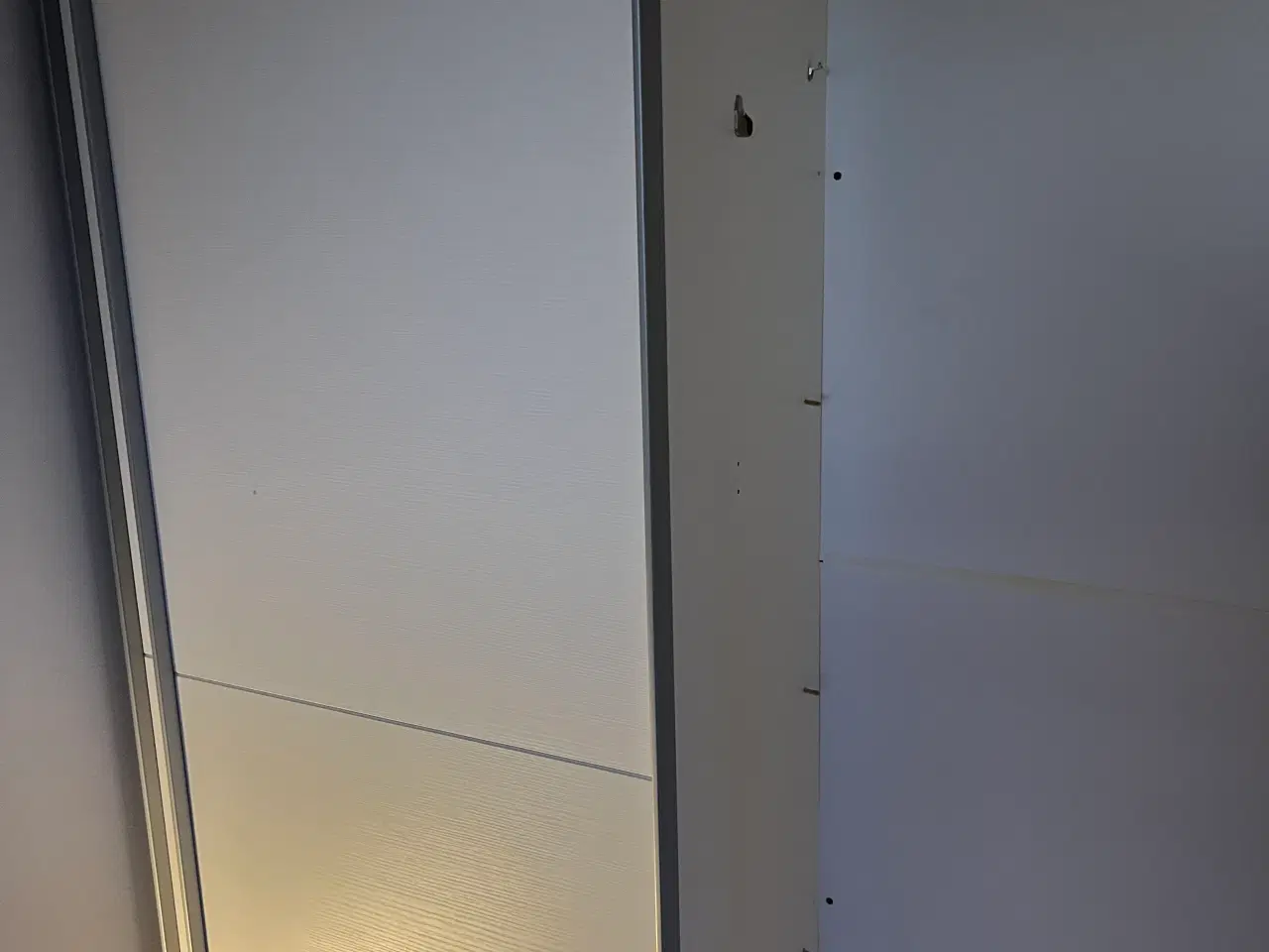 Billede 1 - Klædeskab med spejl - 4 låger