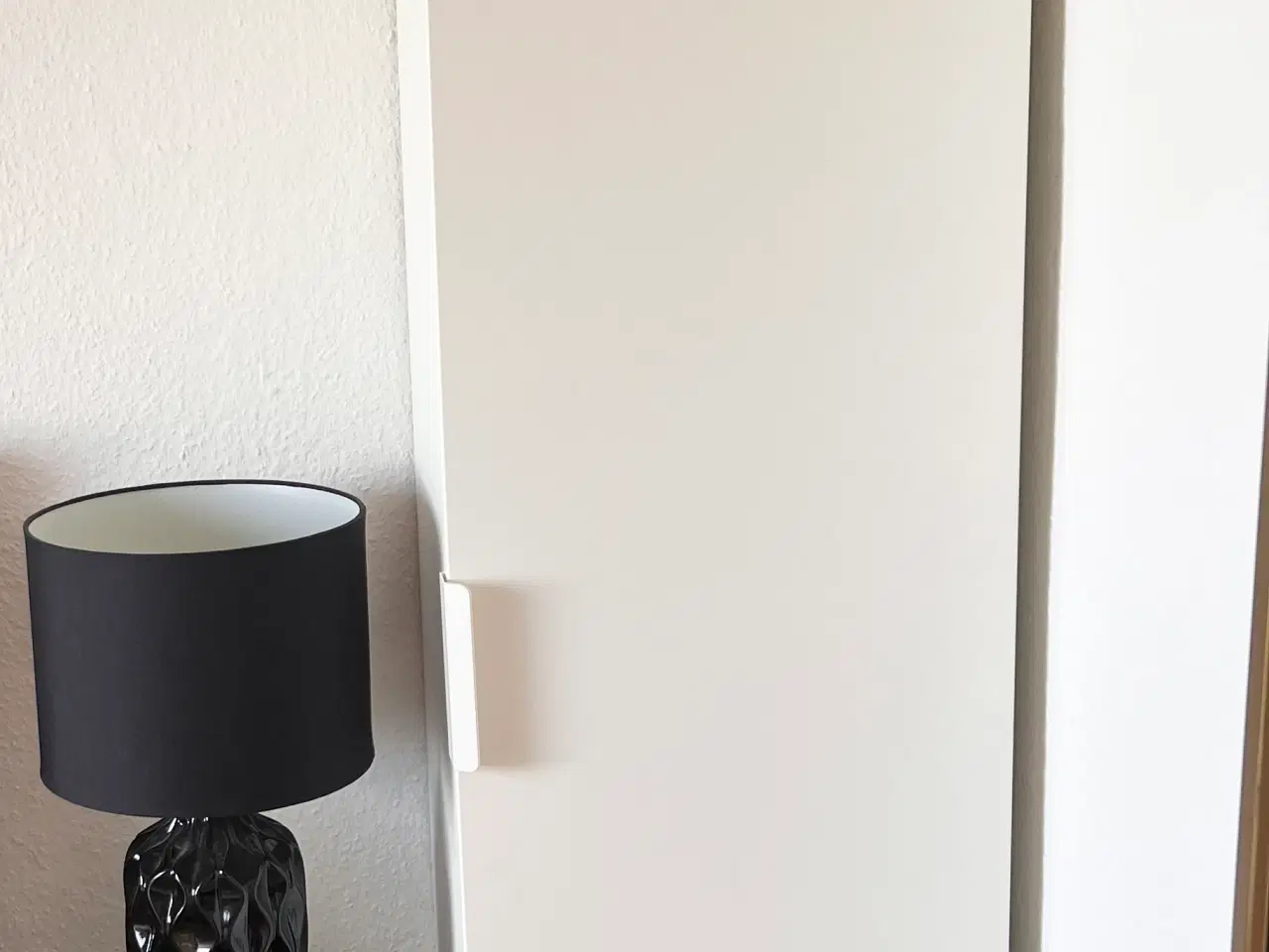 Billede 2 - Skab med hylder og glashylder til opbevaring. 