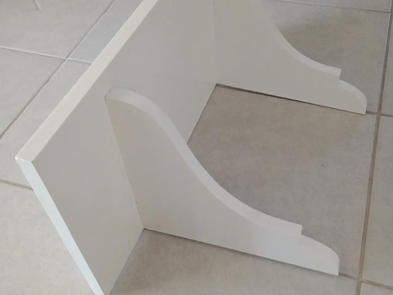 Billede 3 - Hvid hylde med udskæringer