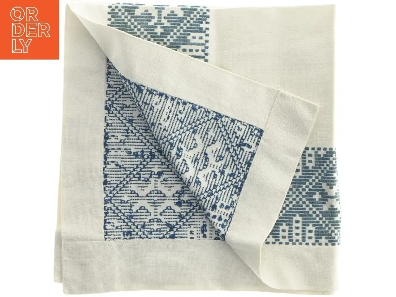 Billede 2 - Borddug med blåt broderet mønster (str. 63x62 cm)