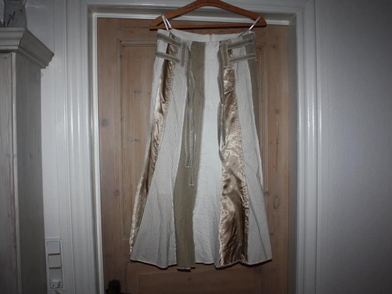 Billede 1 - 2 Biz nederdel str. 38 brugt 1 gang