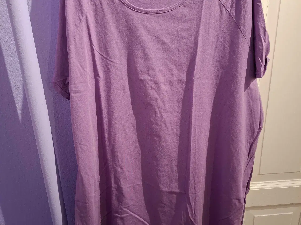Billede 1 - Cellbes T-shirt i størrelse 54-56 i lilla