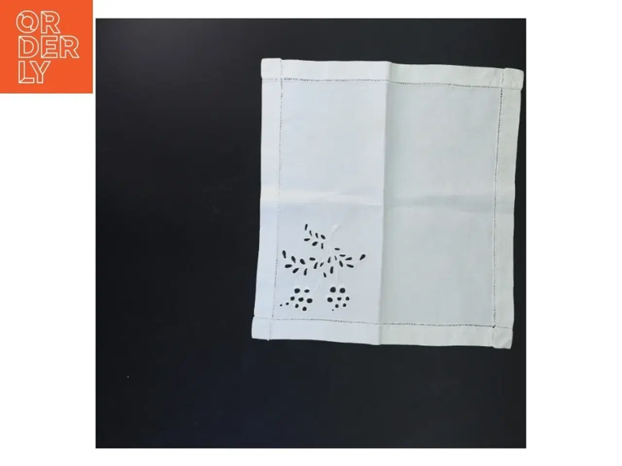 Billede 1 - Broderet stofserviet (str. 29x28 cm)