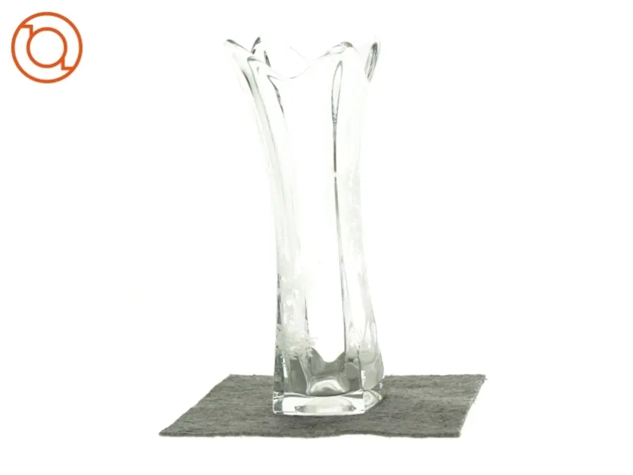 Billede 1 - Glasvase med ingraveret motiv (str. LBH: 10x10x31 cm)