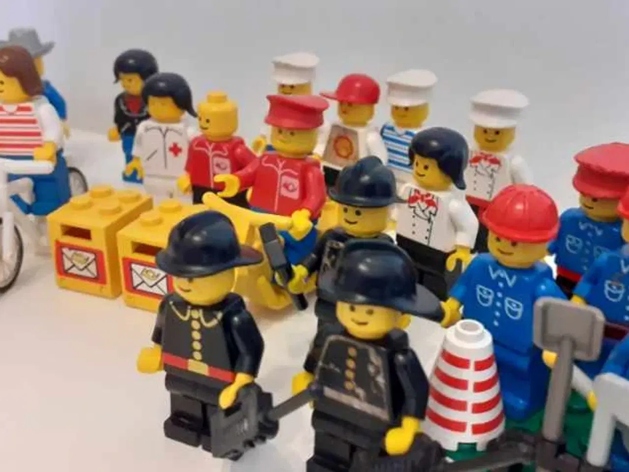Billede 8 - LEGO figurer 32 stk + tilbehør (Fra 70 / 80´erne)