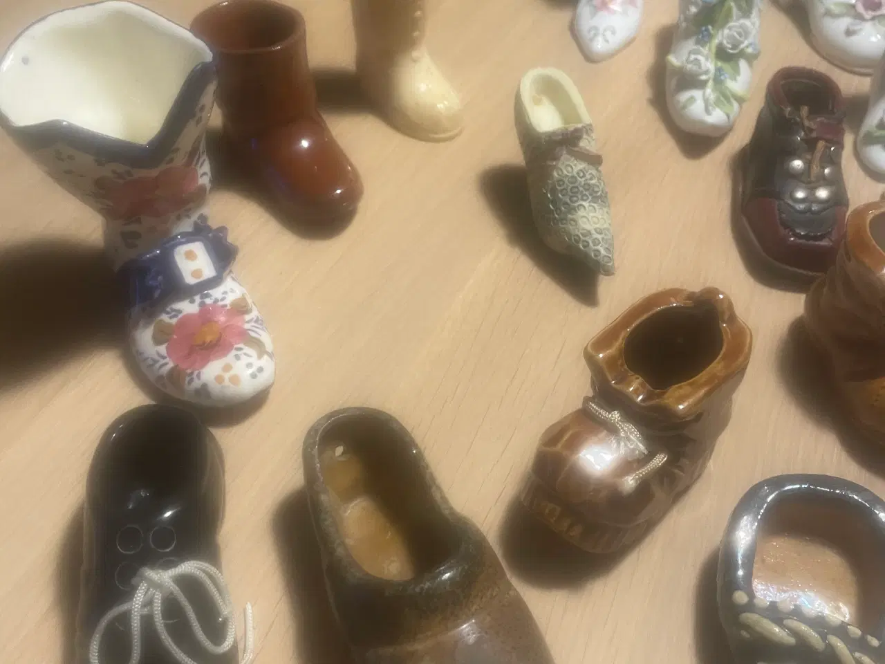 Billede 13 - Små sko, sandaler og støvler i porcelæn, glas og k