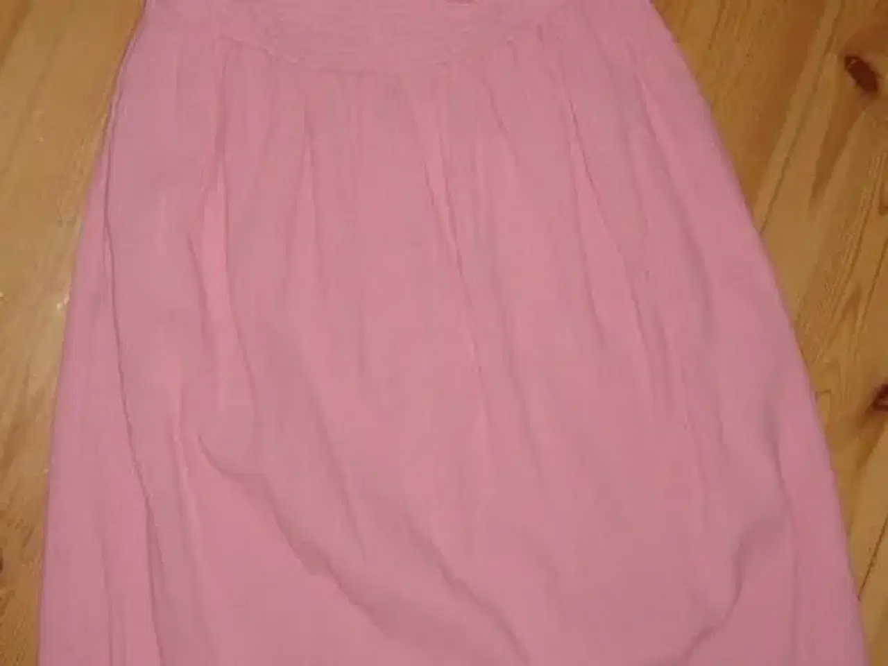 Billede 2 - Lyserød kjole sælges