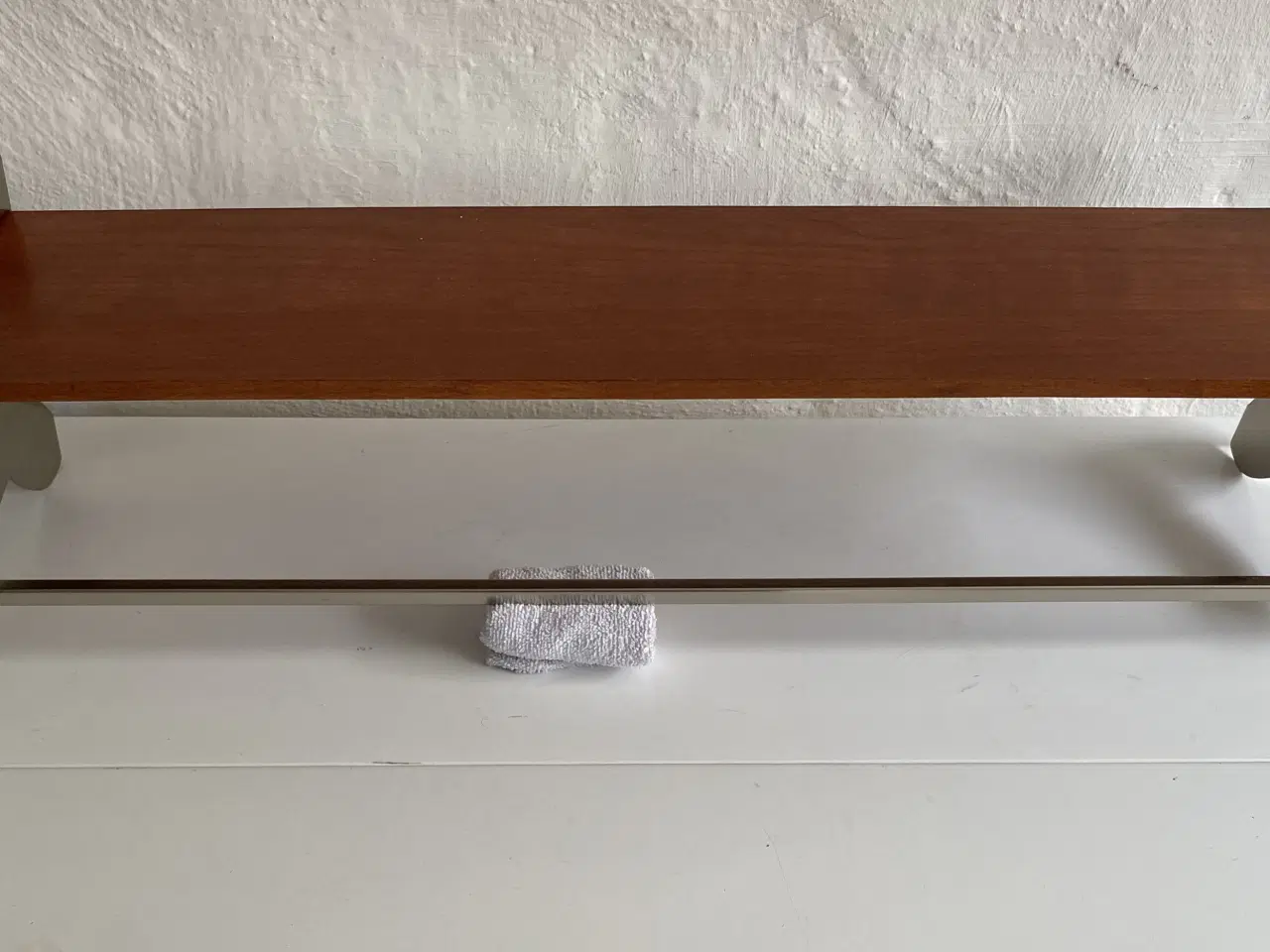 Billede 1 - Væg hylde med håndklædestang