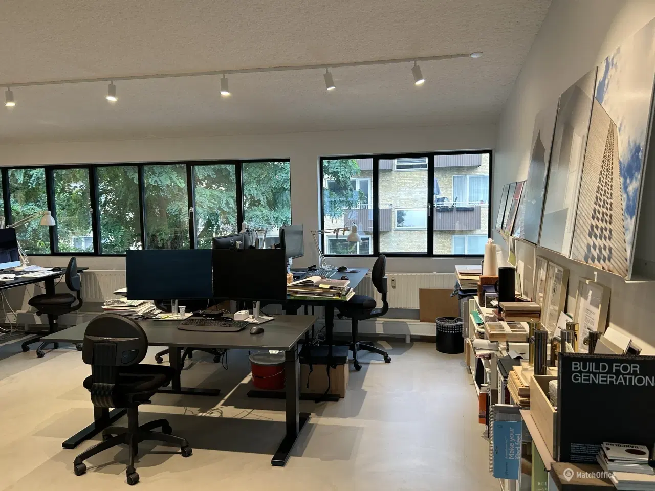 Billede 5 - 3 kontorpladser til leje i åbent kontormiljø