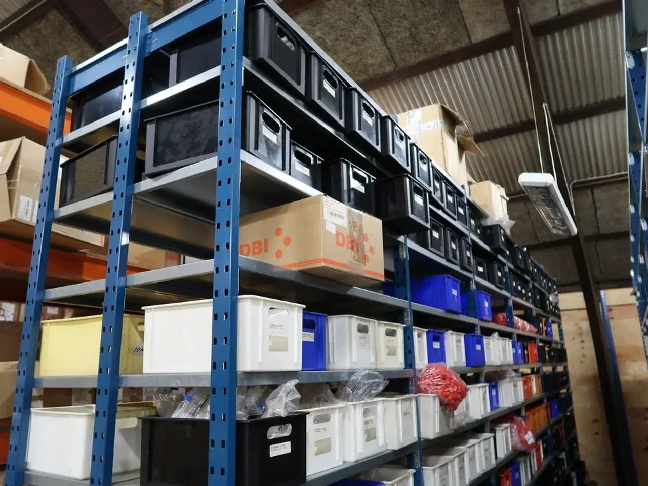 Billede 2 - 12 fag lagerreoler med indhold