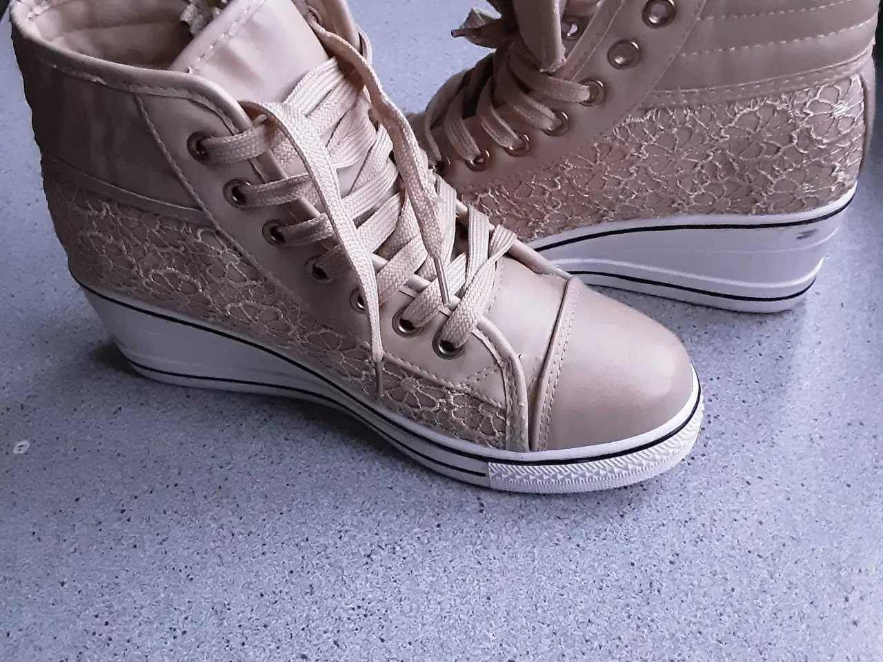 Billede 3 - Beigefarvet sko.