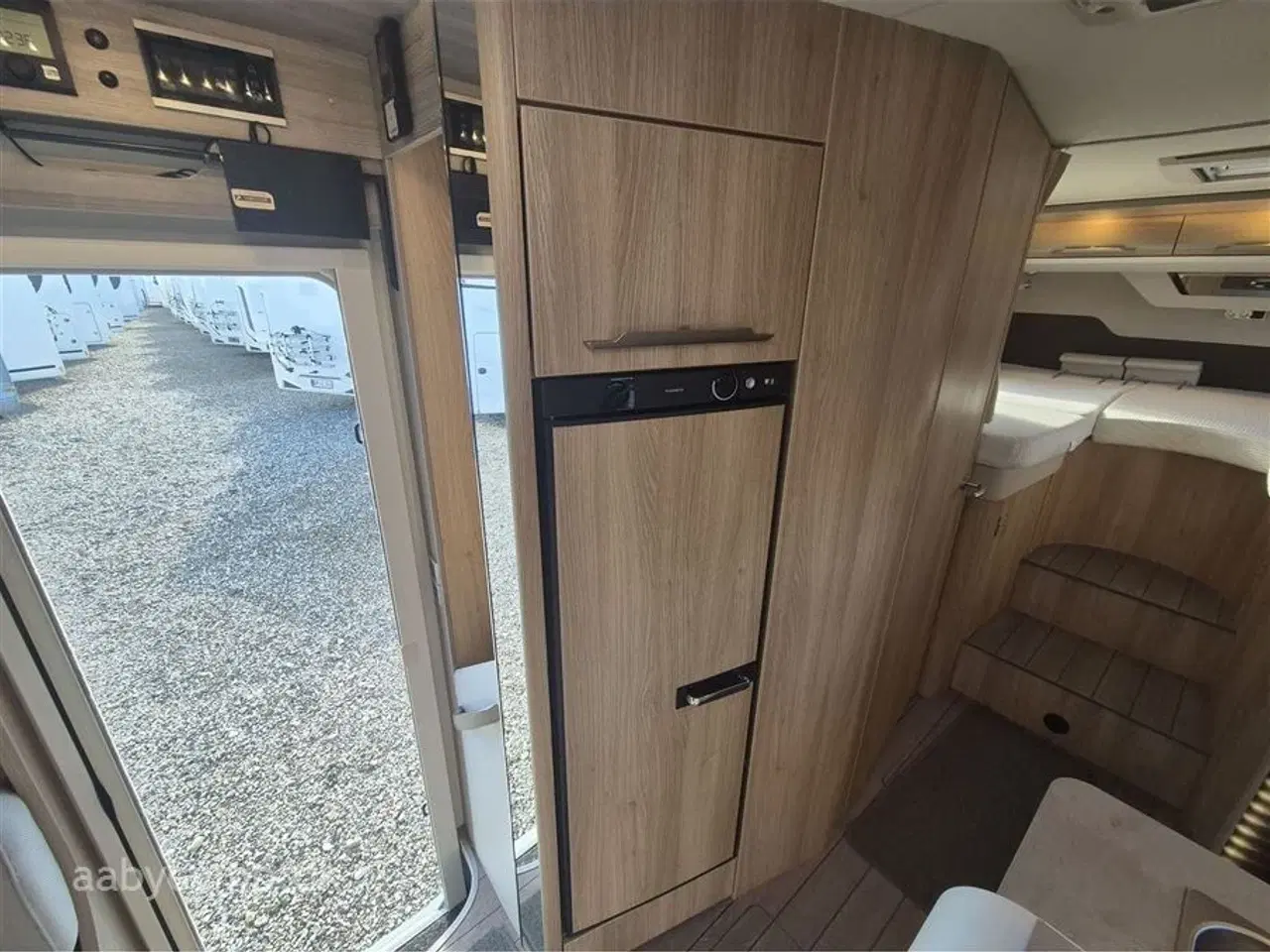 Billede 12 - 2018 - Knaus Sky I 700 LEG   Automatgear. markise. 2x batterier. 2x solceller. Dometic A/C. Elektrisk indgangstrin. Dellæder.