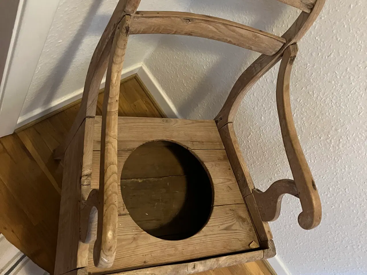 Billede 1 - Flot gammel rå træ toiletstol