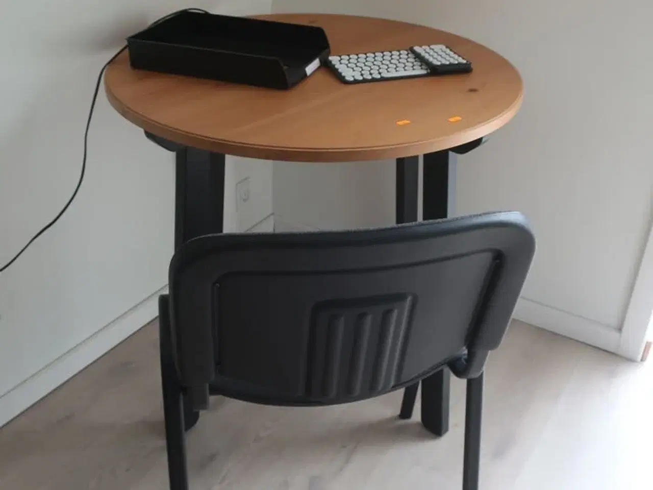 Billede 1 - Bord Ø84 med stol og indhold
