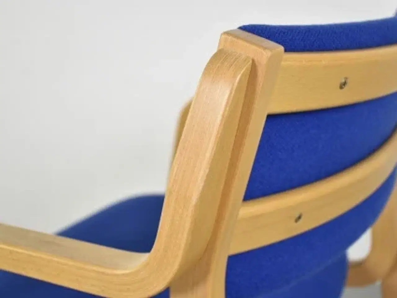 Billede 6 - Farstrup konference-/mødestol i bøg med blåt polster, med armlæn