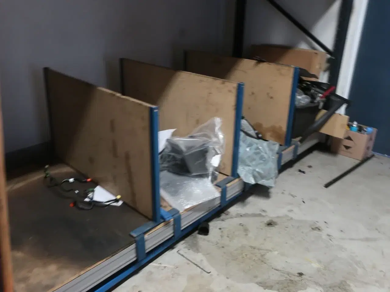 Billede 6 - 2 stk. reoler med indhold