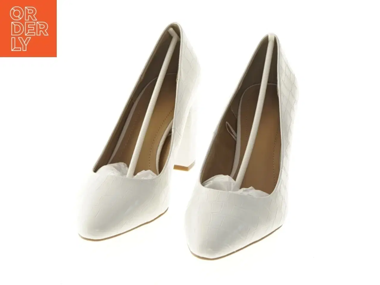 Billede 4 - Hvide højhælede sko med krokodillemønster fra Tamaris (str. 40 )