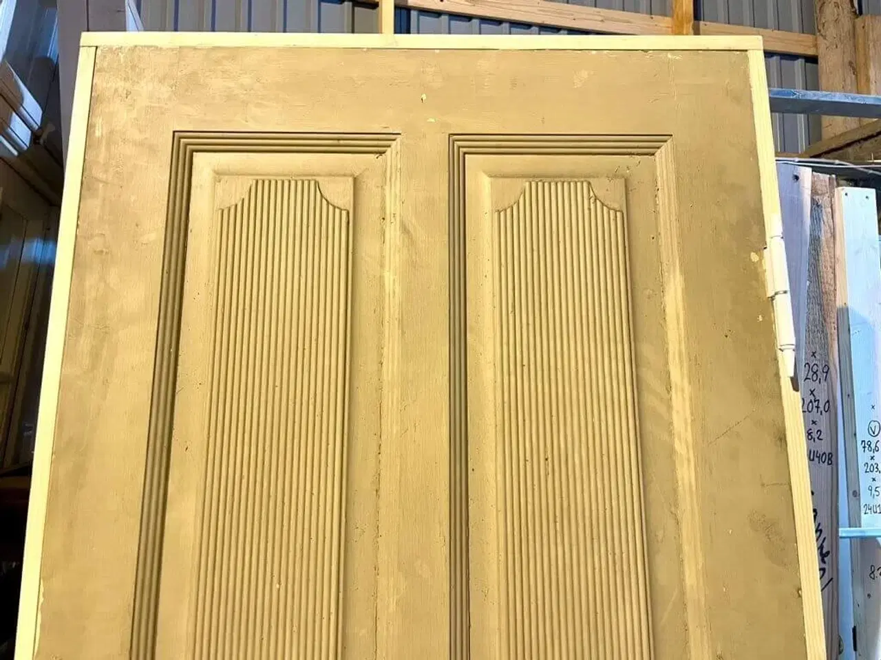 Billede 4 - Smukt udsmykket højrehængt fyldningsdør