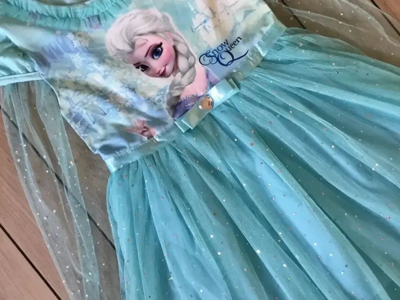 Billede 3 - Frost kjole + slør str 122 med Elsa udklædningstøj