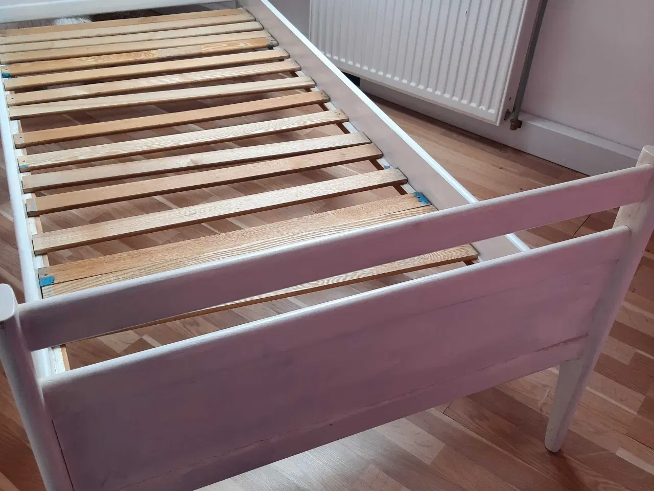 Billede 3 - Hvid malet seng