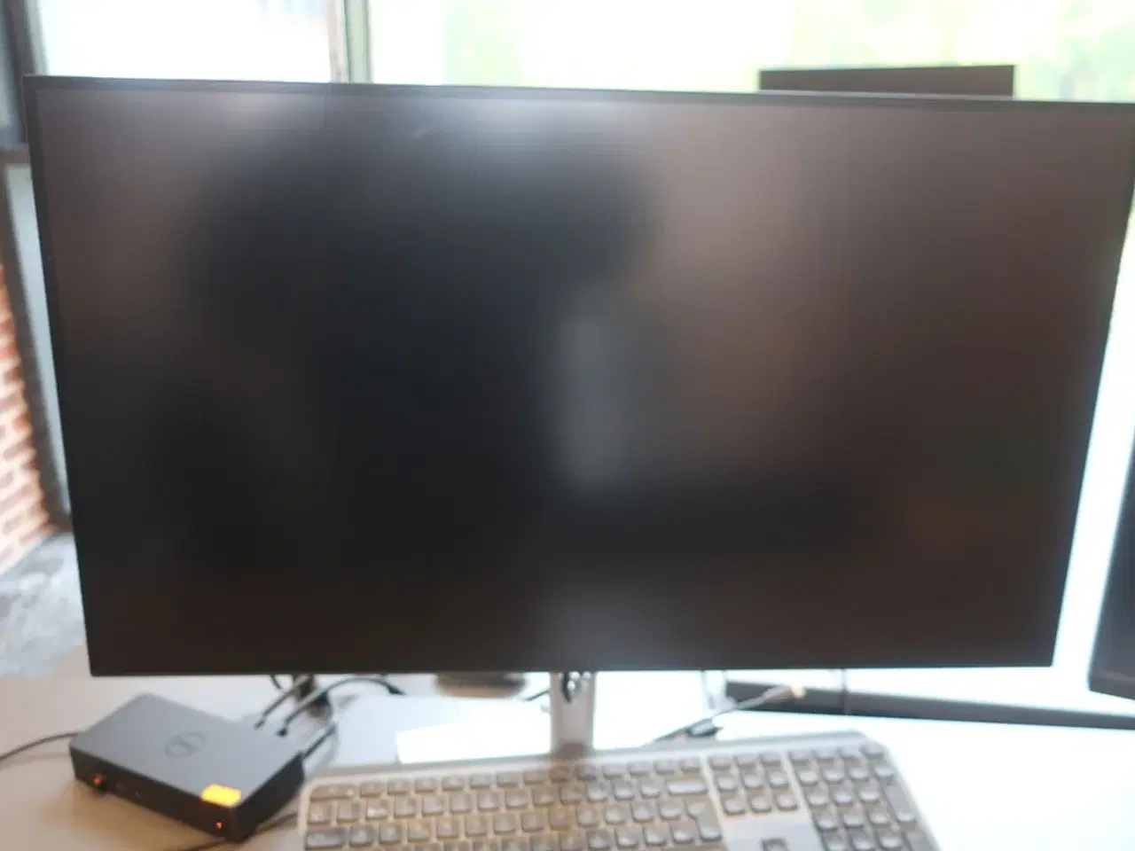 Billede 2 - 2 stk. 27" DELL skærme samt dockingstation og tastatur