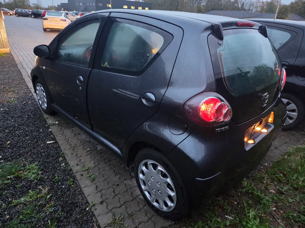 Billede 2 - Perfekt Aygo. Nysynet. nummerplade