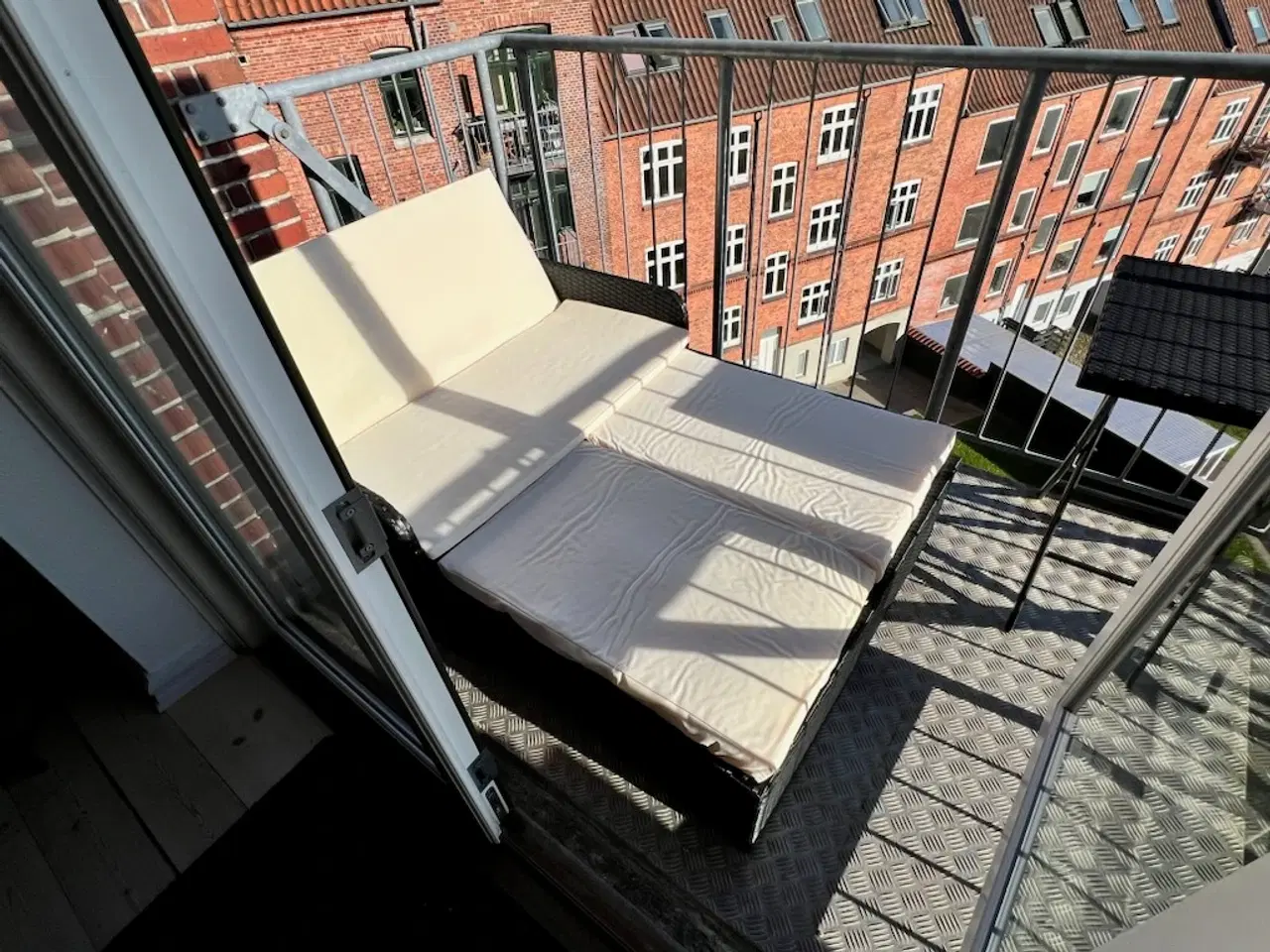 Billede 2 - NEDSAT Helt ny loungesofa og borde