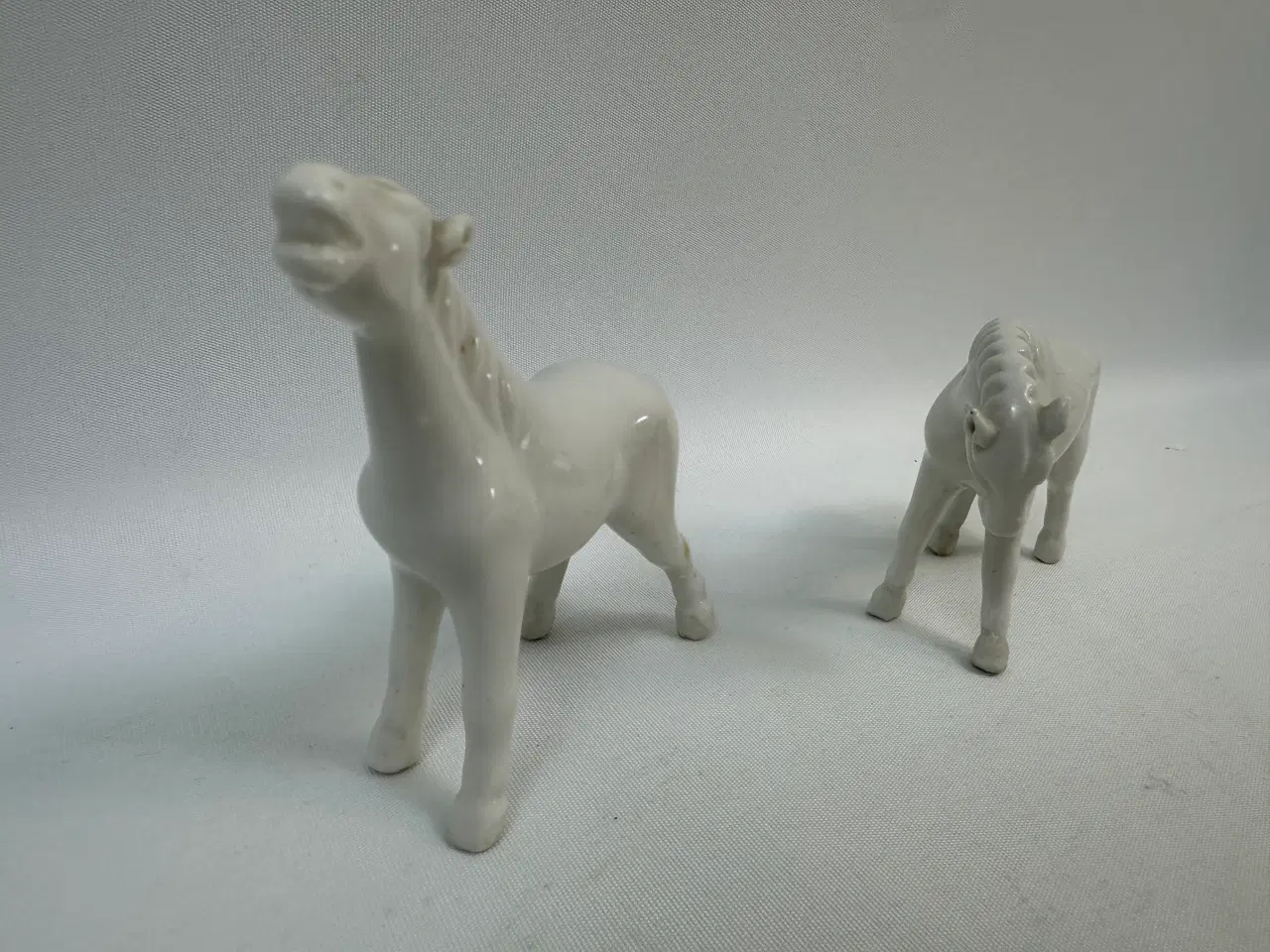 Billede 8 - 2 små hvide porcelænsheste
