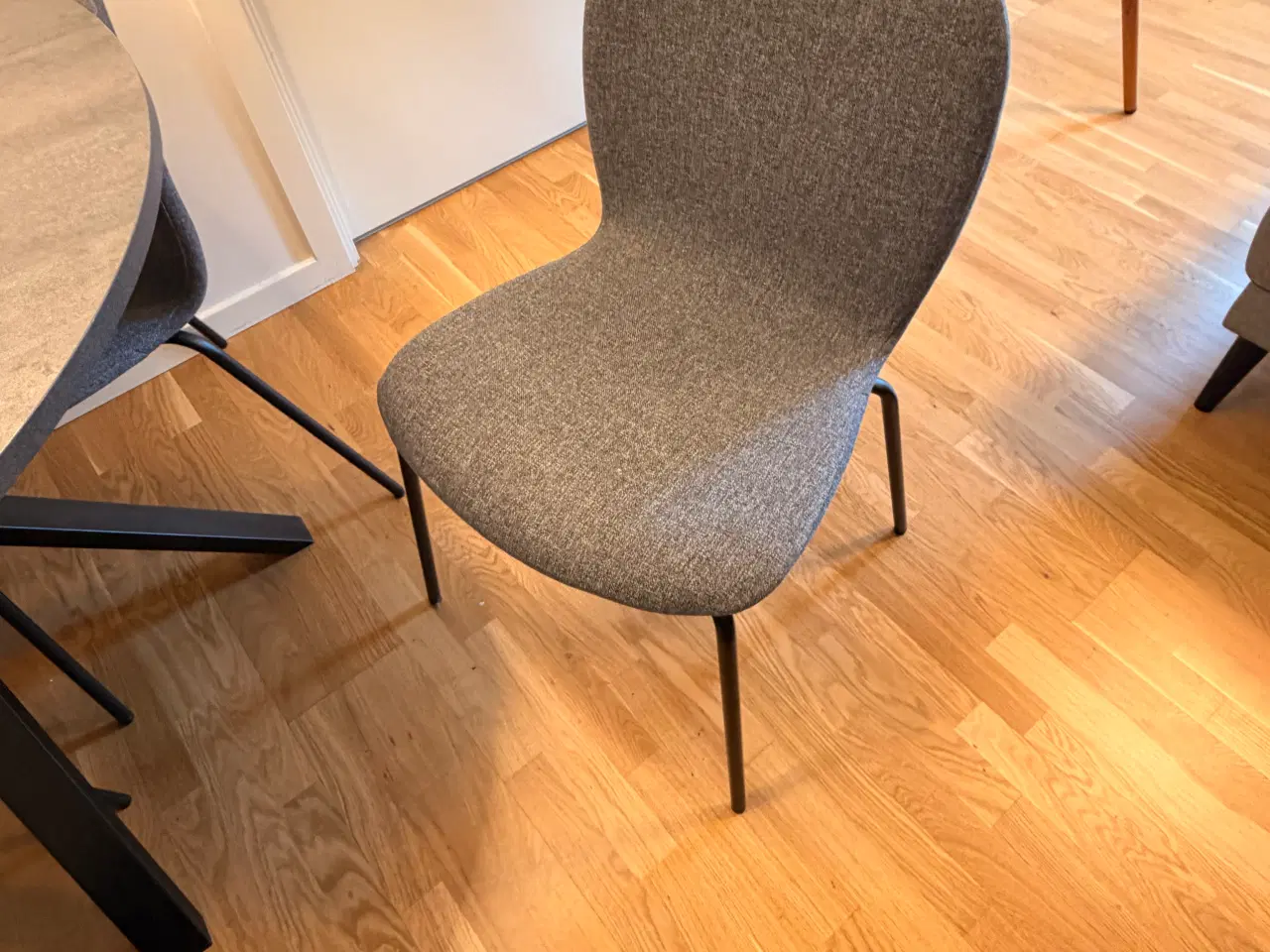 Billede 2 - Rundt spisebord m. 4 stole sælges samlet