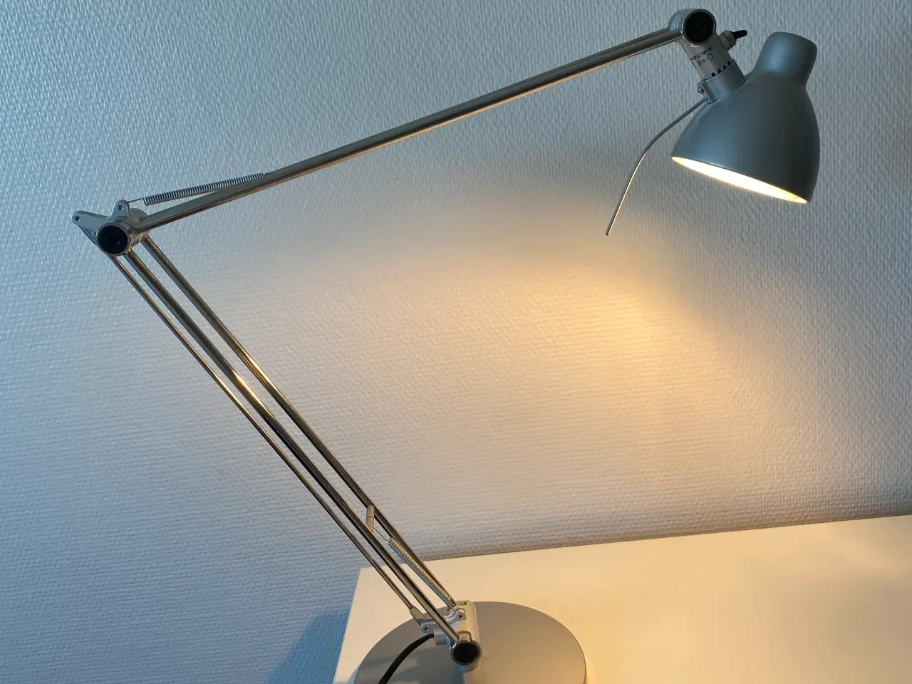 Billede 2 - Bordlampe i sølv fra Ikea