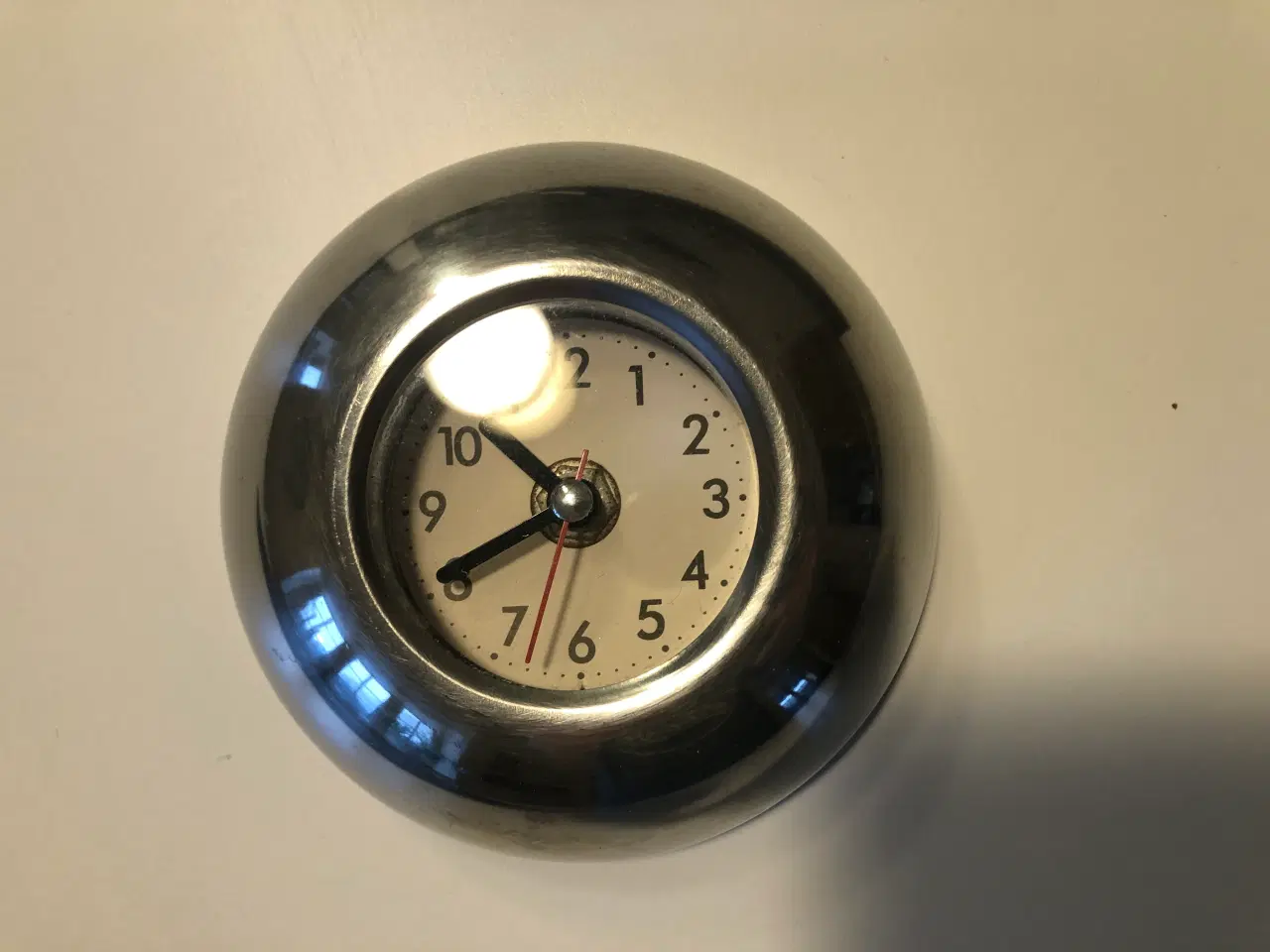 Billede 2 - Lille vægur i metal