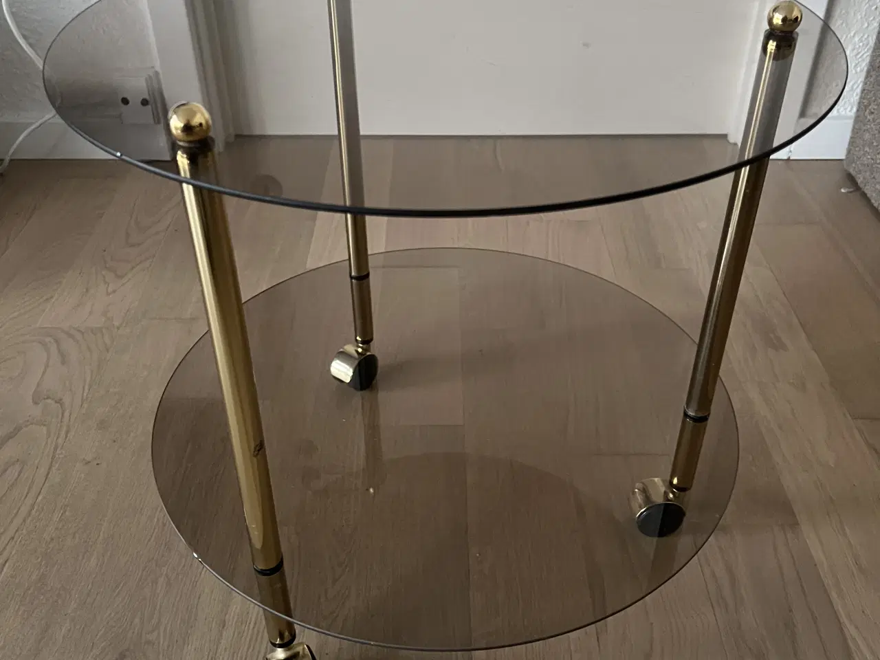 Billede 1 - Flot rullebord med røgfarvet glas og “messing”