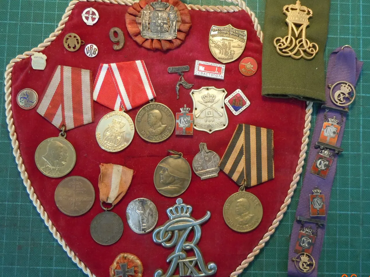 Billede 5 - Mønte, medaljer og mærker.