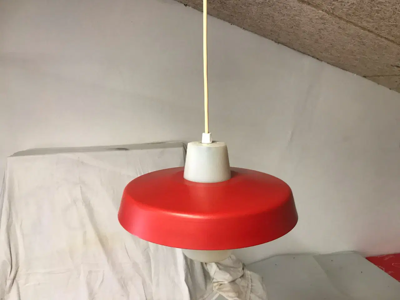 Billede 3 - Reto lampe med rød og hvid skærm