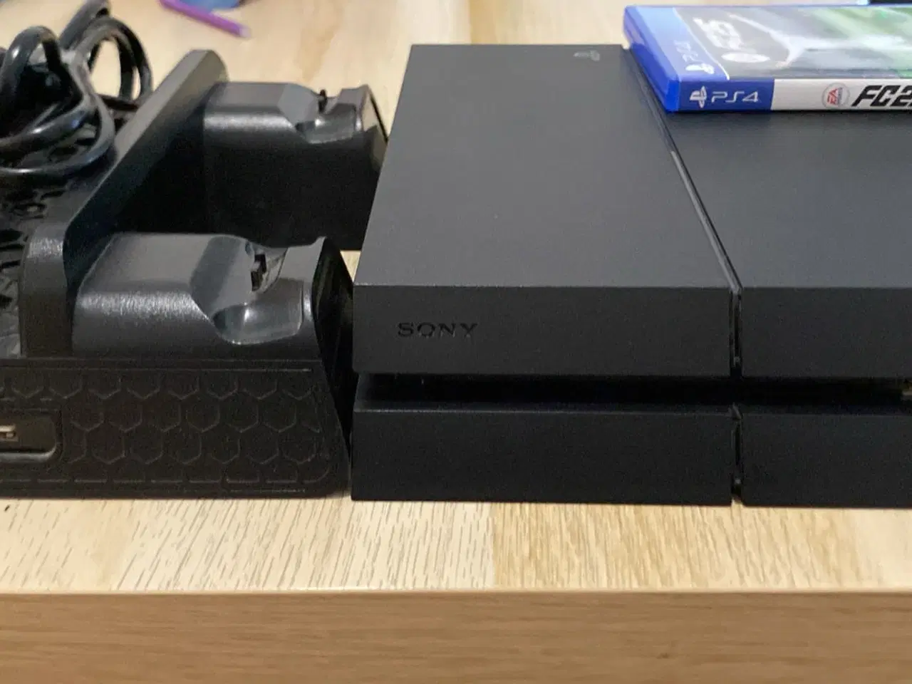 Billede 2 - Ps4+Fc25+Hdmi+Cooling station+2 controlers