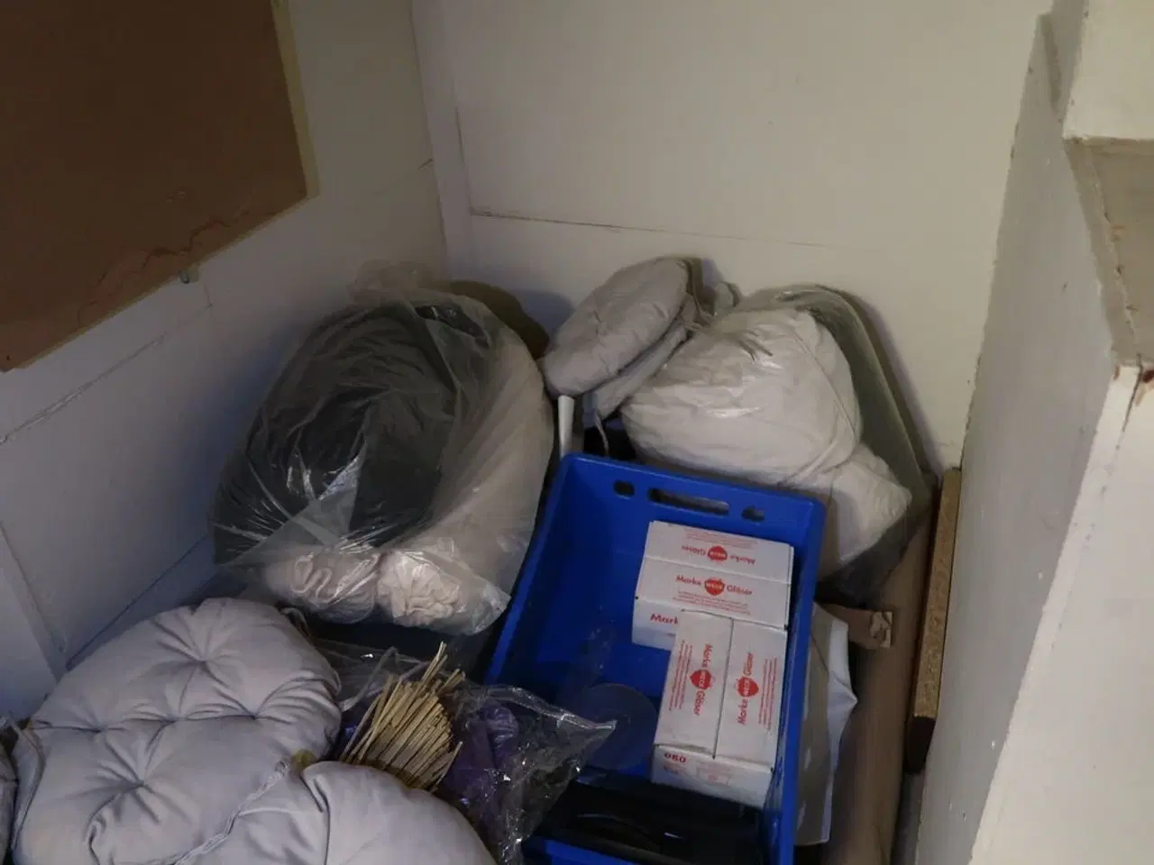 Billede 2 - Div. Engangsservice, vinglas, affaldsække, puder m.m.