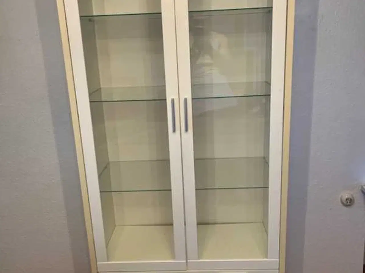 Billede 2 - Flot vitrineskab fra ILVA til salg.